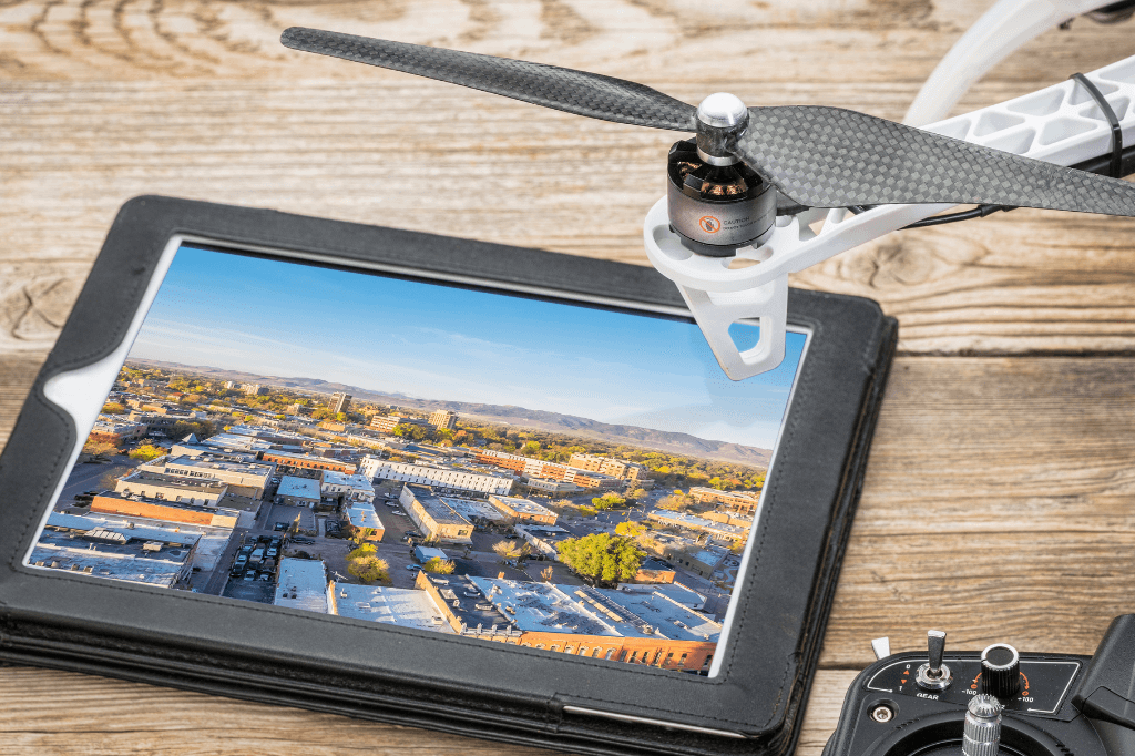 Photo sur tablette depuis drone en ville