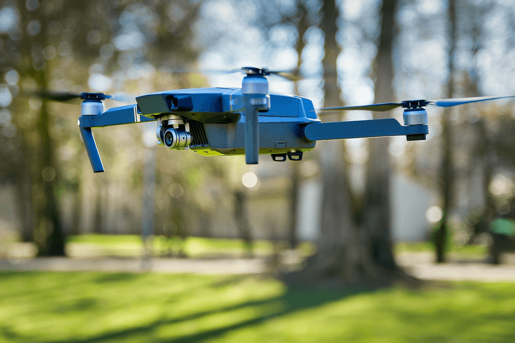 Drone volant en forêt