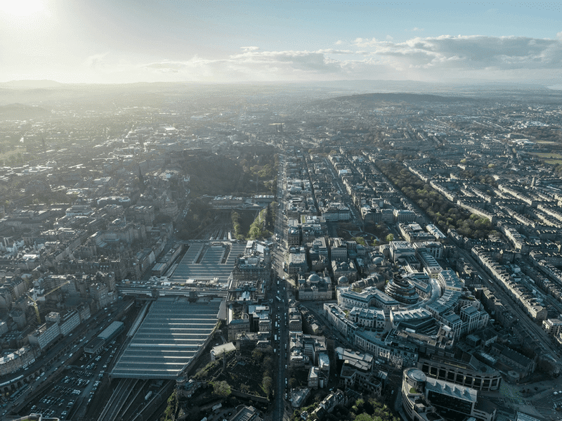 Photo sur tablette depuis drone en ville