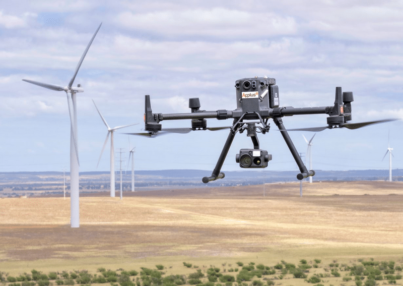 Inspection détaillée d'une éolienne par drone